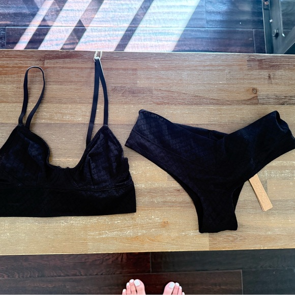 SKIMS Logo Mesh SET Cheeky Bikini Mid Rise Boyshort and Mesh Bralette in Onyx XS - Picture 9 of 9